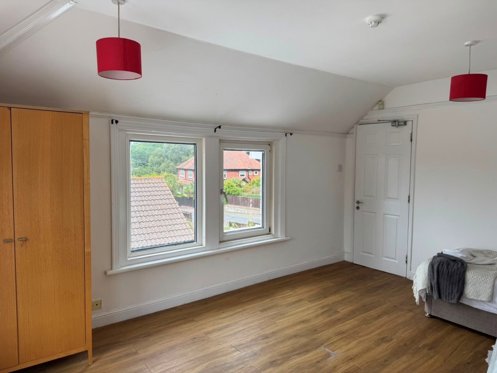 Lot: 172 - SUBSTANTIAL FREEHOLD 22-BEDROOM FORMER CARE HOME WITH POTENTIAL - First Floor Bedroom